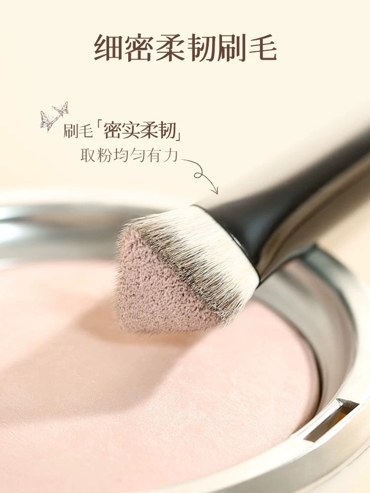 AMORTALS Artist Series Palm Garden Triangle Highlighter Brush 1pc 尔木萄艺术家系列手心的花园三角高光刷