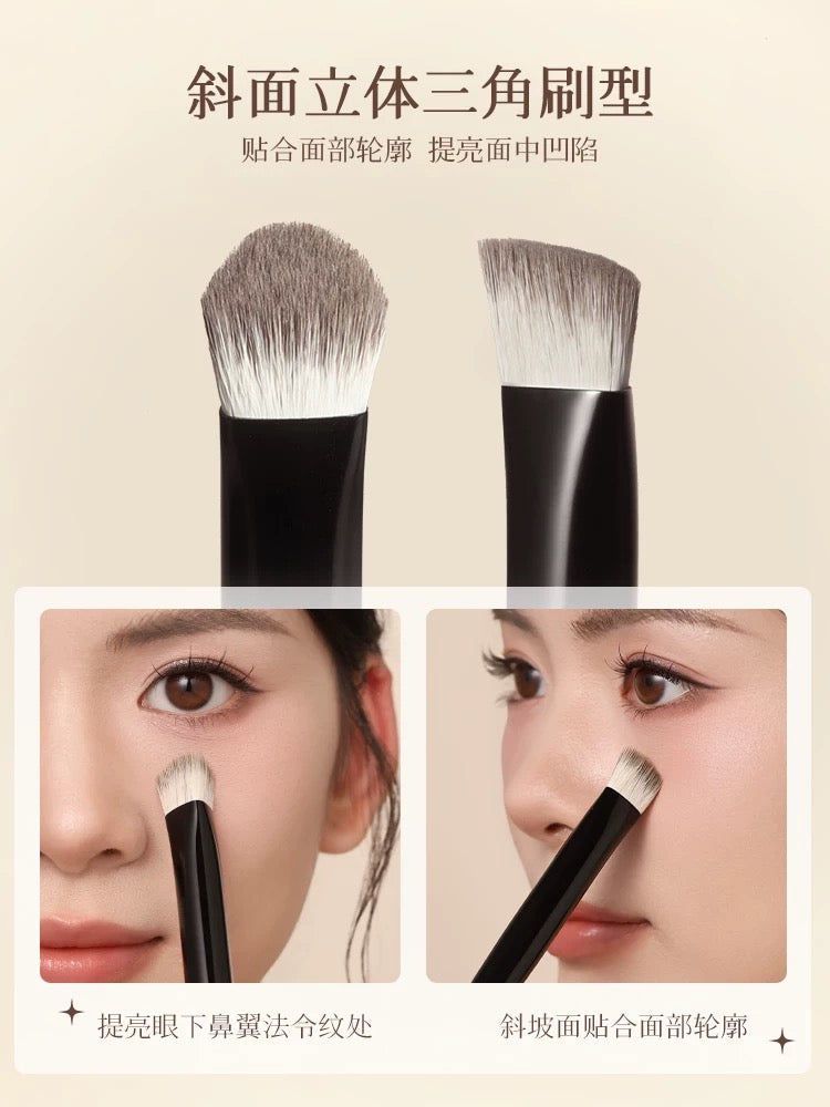 AMORTALS Artist Series Palm Garden Triangle Highlighter Brush 1pc 尔木萄艺术家系列手心的花园三角高光刷