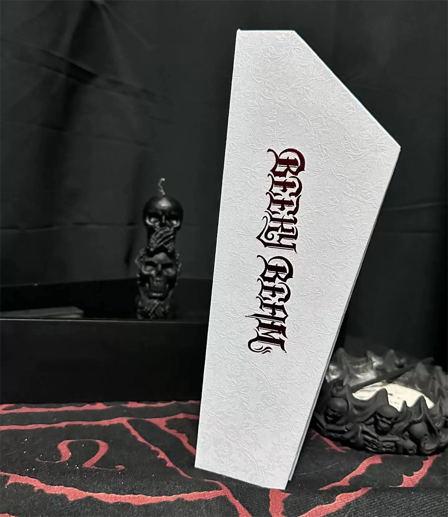 BEEKY BEAM Gothic Dark Coffin Box 10-Color Eyeshadow Palette BEEKY BEAM哥特暗黑棺材盒十色眼影盘