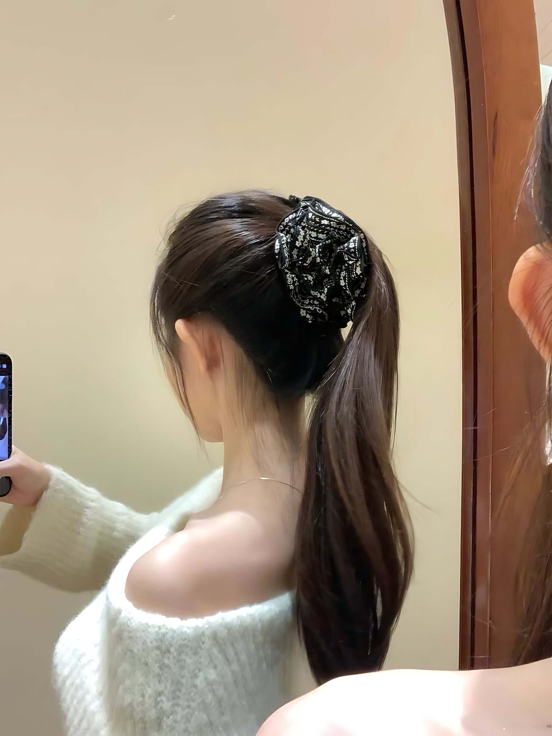 CuteHart Banana Clip - Stylish Black Floral Banana Clip for a Chic and Effortless Hairstyle 1pc 黑色小碎花香蕉夹展现简约复古风格