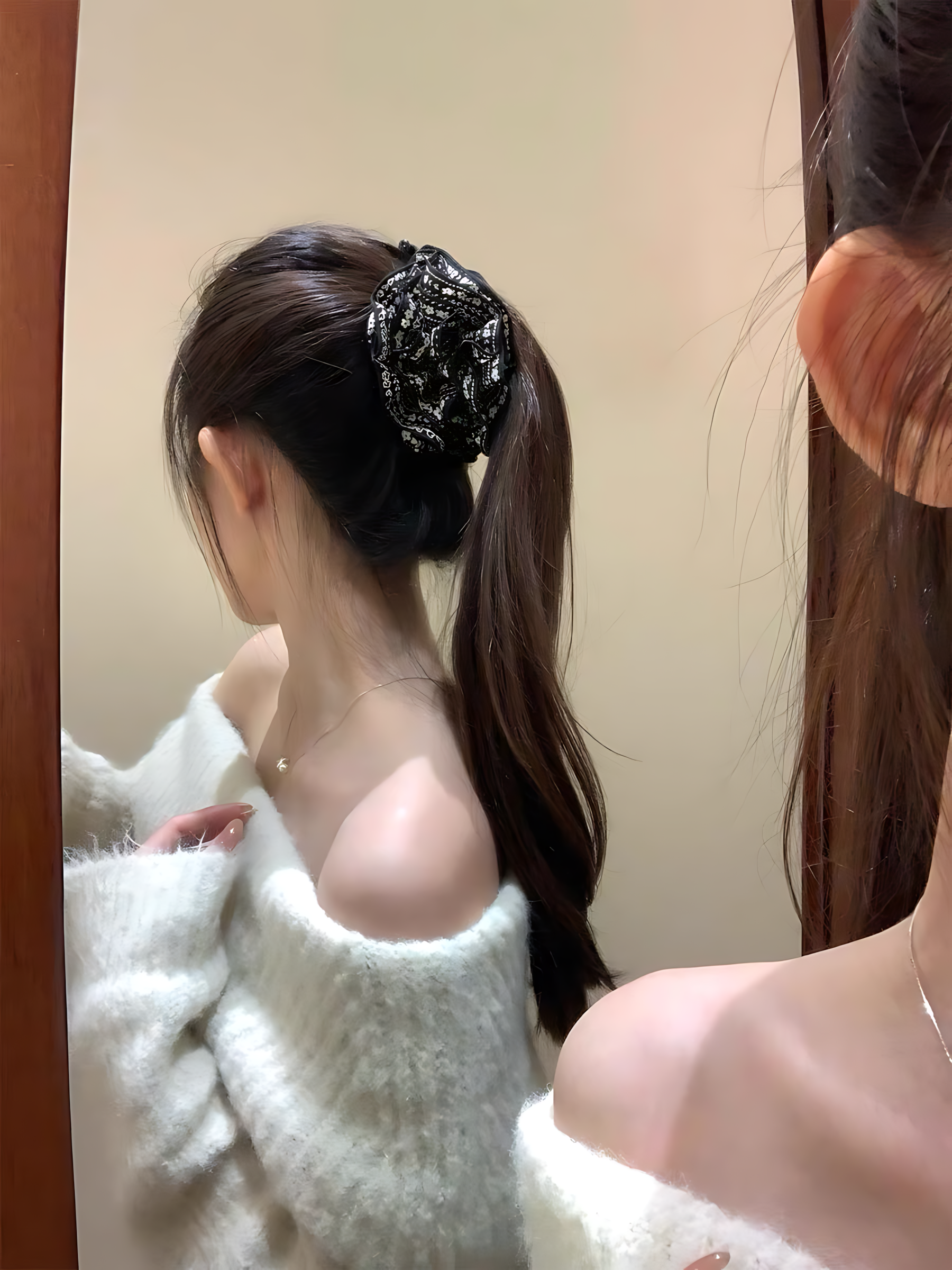 CuteHart Banana Clip - Stylish Black Floral Banana Clip for a Chic and Effortless Hairstyle 1pc 黑色小碎花香蕉夹展现简约复古风格