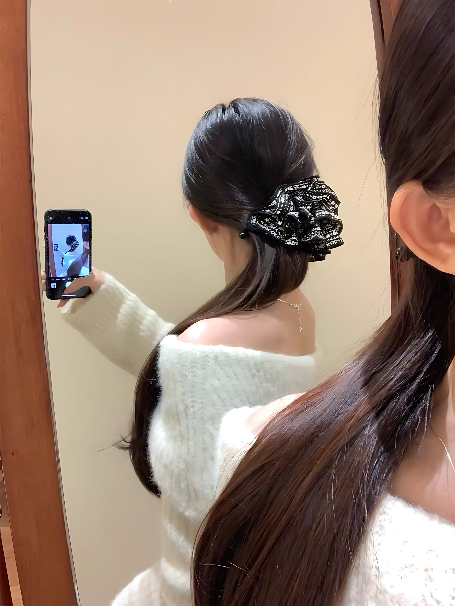 CuteHart Banana Clip - Stylish Black Floral Banana Clip for a Chic and Effortless Hairstyle 1pc 黑色小碎花香蕉夹展现简约复古风格