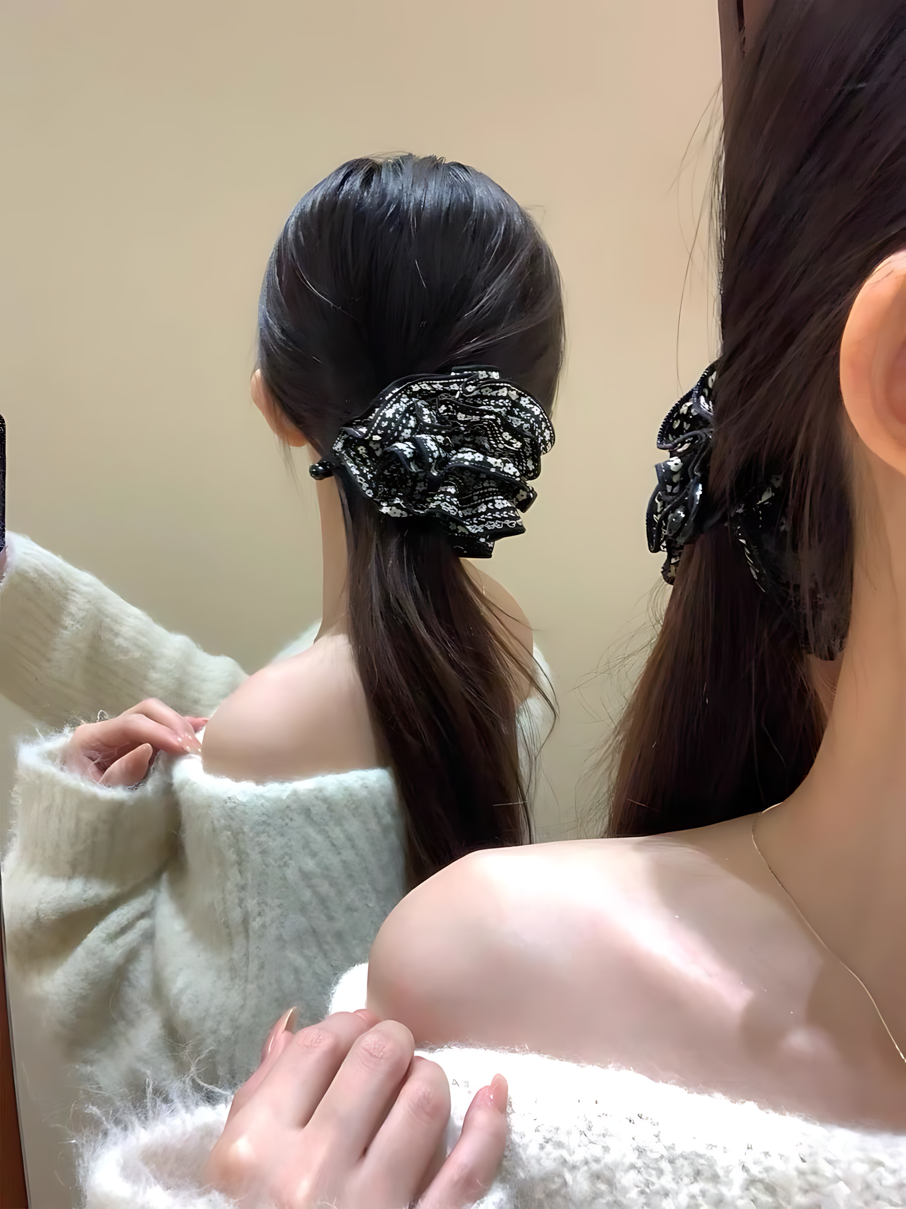 CuteHart Banana Clip - Stylish Black Floral Banana Clip for a Chic and Effortless Hairstyle 1pc 黑色小碎花香蕉夹展现简约复古风格