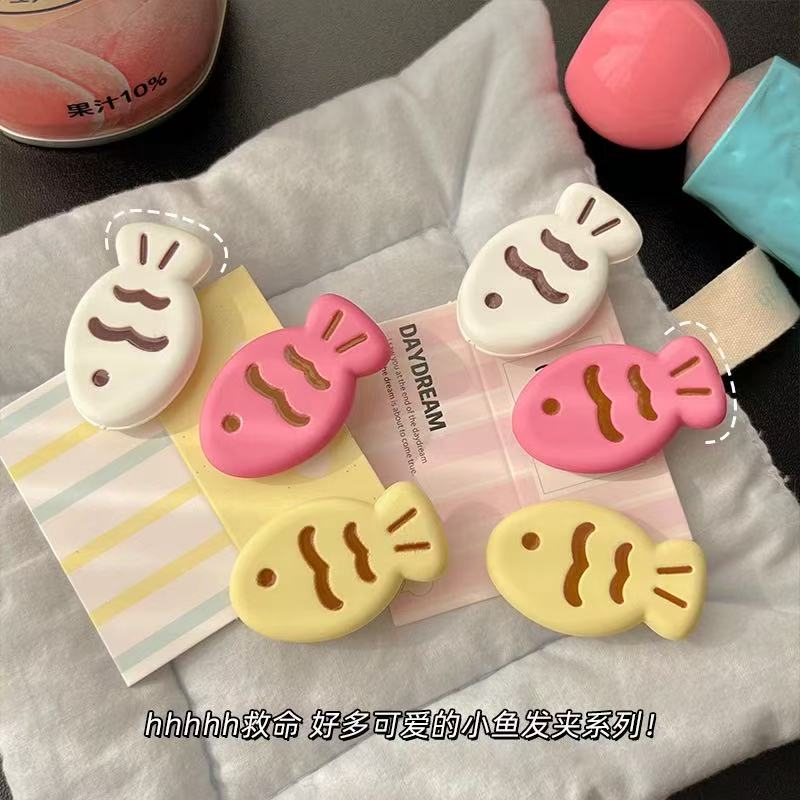CuteHart Colorful Matte Wave Fish Hair Clip - Stylish Bangs Hair Clip for a Fun and Playful Look 2pcs 彩色磨砂波纹小鱼刘海发夹带来俏皮有趣的造型