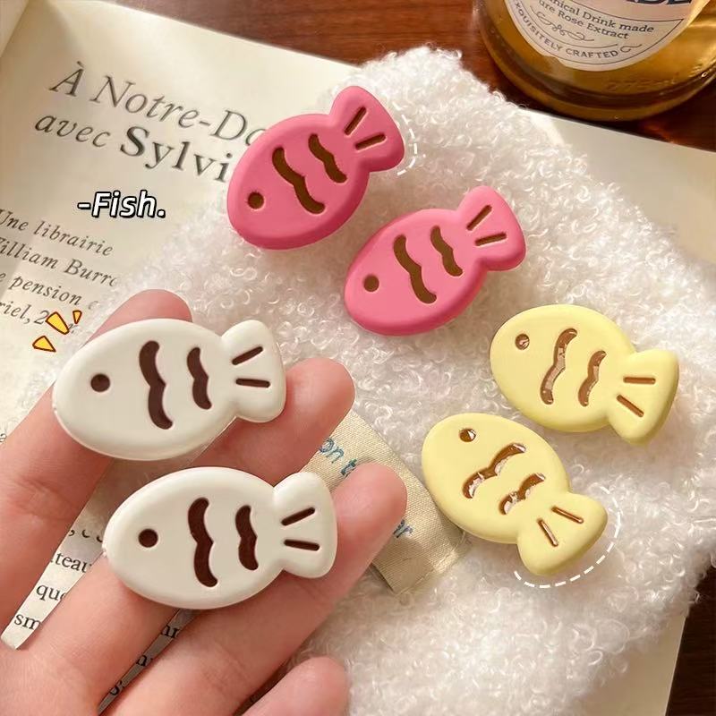 CuteHart Colorful Matte Wave Fish Hair Clip - Stylish Bangs Hair Clip for a Fun and Playful Look 2pcs 彩色磨砂波纹小鱼刘海发夹带来俏皮有趣的造型