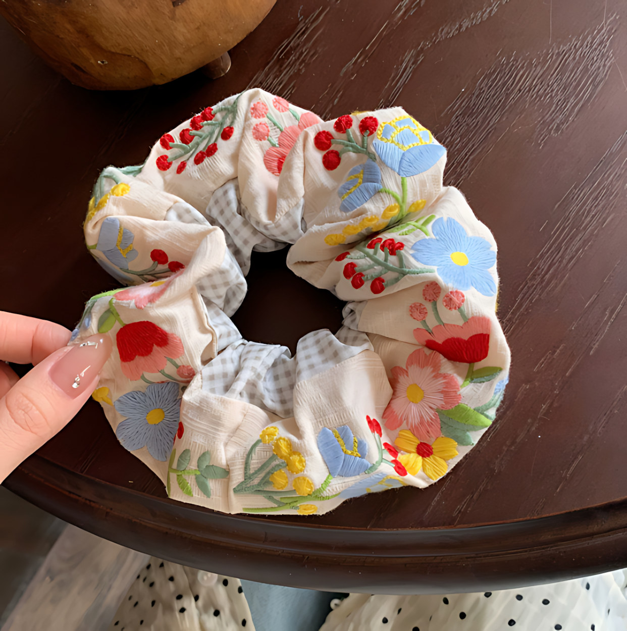 CuteHart Embroidered Hair Tie - Elegant Hair Tie with Detailed Floral Embroidery for an Artistic Look 1pc 重工刺绣花朵发圈呈现复古精美质感