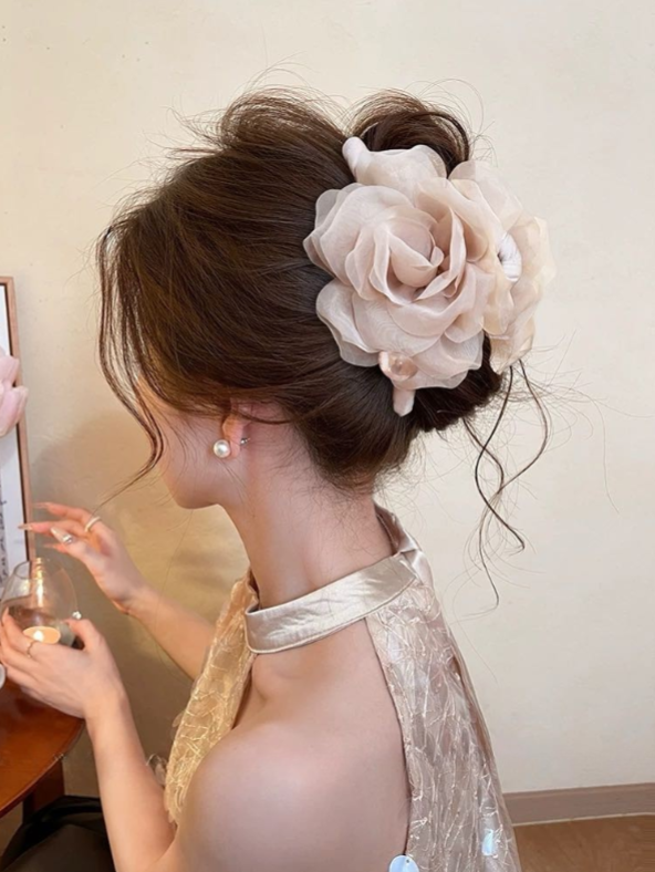 CuteHart Flower Claw Clip - Elegant Flower Claw Clip with Pearls for a Soft and Graceful Look 1pc 温柔花朵珍珠头发抓夹展现优雅气质