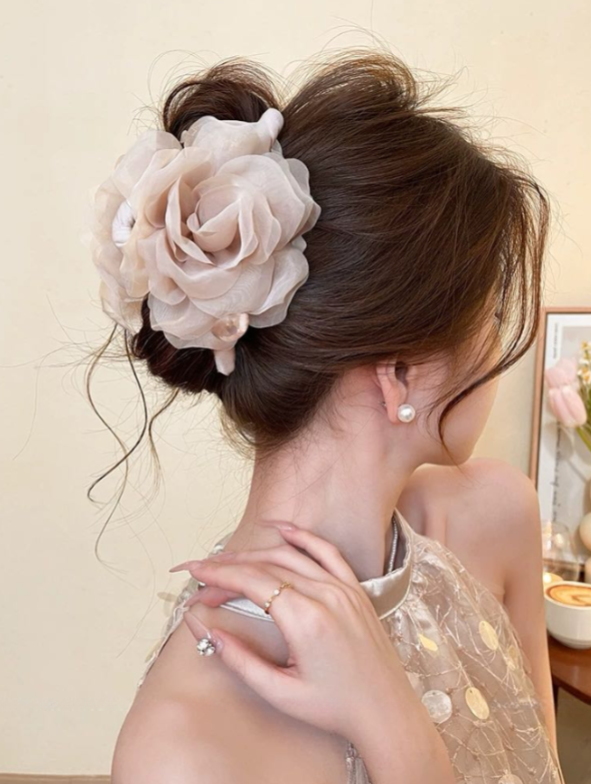 CuteHart Flower Claw Clip - Elegant Flower Claw Clip with Pearls for a Soft and Graceful Look 1pc 温柔花朵珍珠头发抓夹展现优雅气质