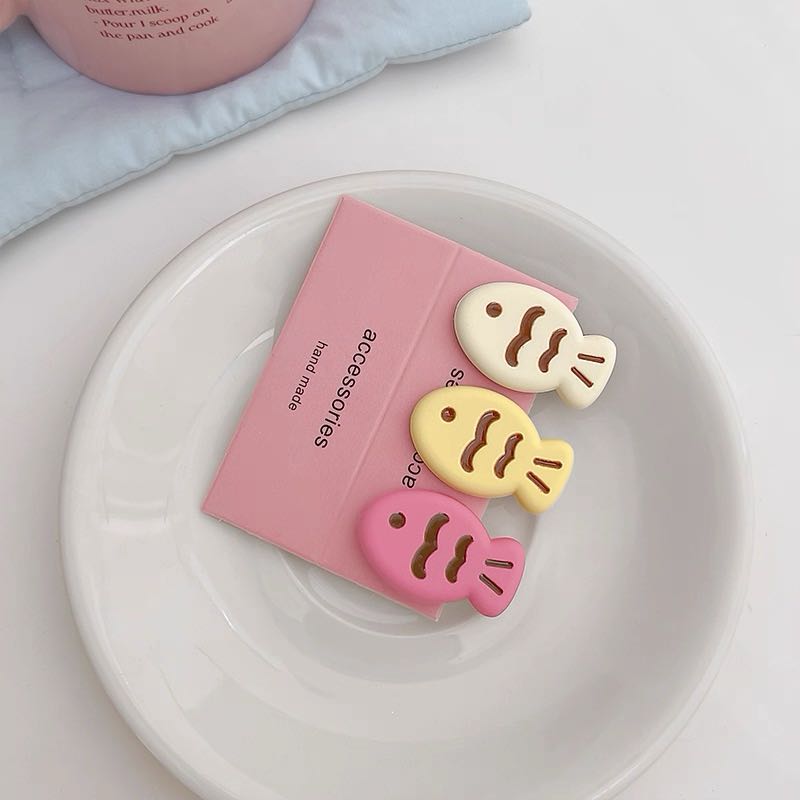 CuteHart Colorful Matte Wave Fish Hair Clip - Stylish Bangs Hair Clip for a Fun and Playful Look 2pcs 彩色磨砂波纹小鱼刘海发夹带来俏皮有趣的造型