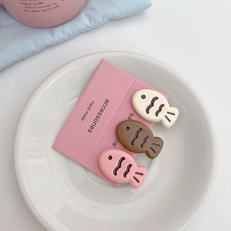 CuteHart Colorful Matte Wave Fish Hair Clip - Stylish Bangs Hair Clip for a Fun and Playful Look 2pcs 彩色磨砂波纹小鱼刘海发夹带来俏皮有趣的造型