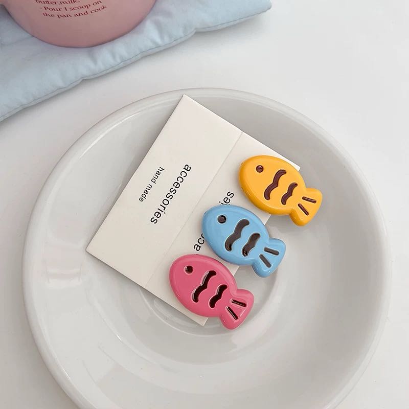 CuteHart Colorful Matte Wave Fish Hair Clip - Stylish Bangs Hair Clip for a Fun and Playful Look 2pcs 彩色磨砂波纹小鱼刘海发夹带来俏皮有趣的造型