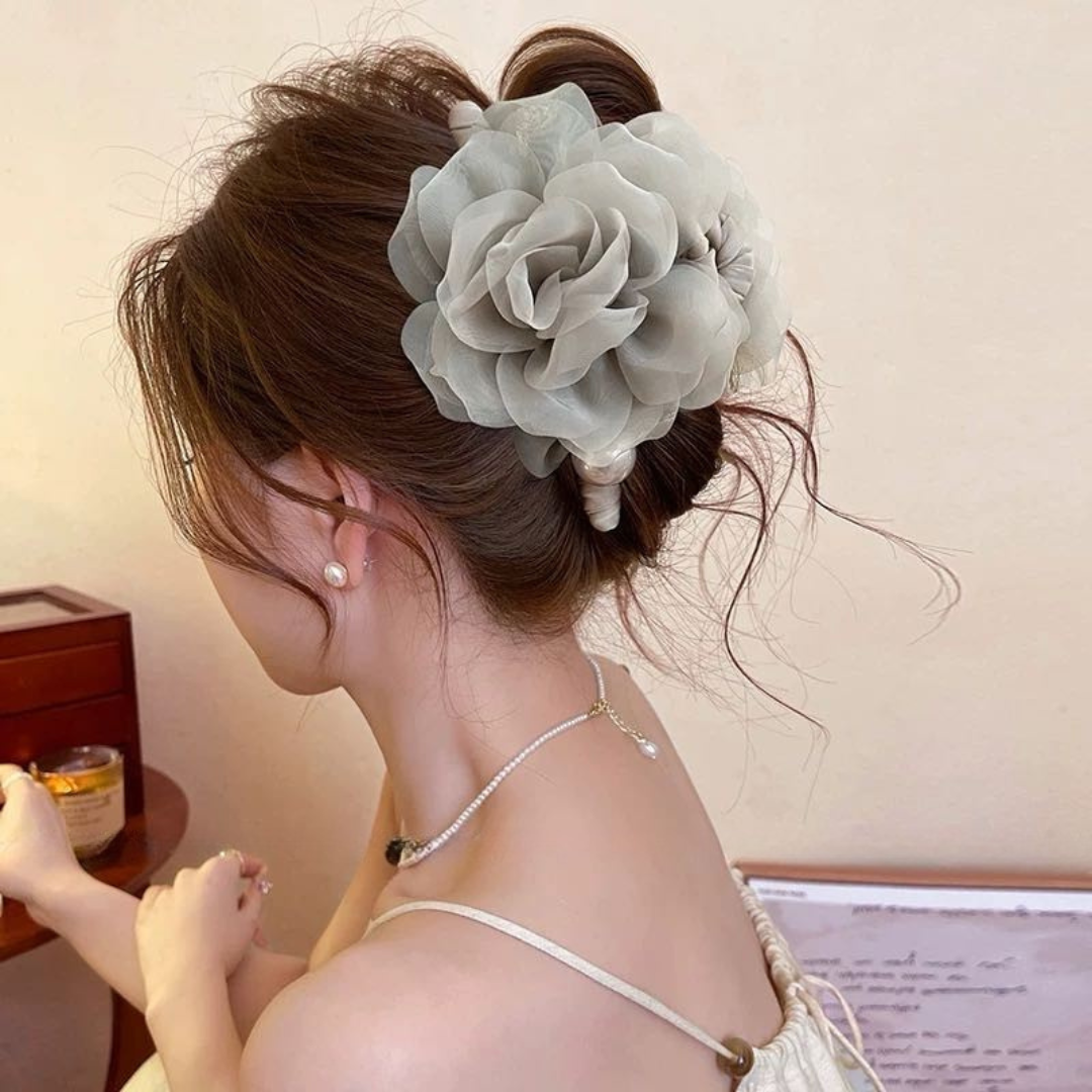 CuteHart Flower Claw Clip - Elegant Flower Claw Clip with Pearls for a Soft and Graceful Look 1pc 温柔花朵珍珠头发抓夹展现优雅气质