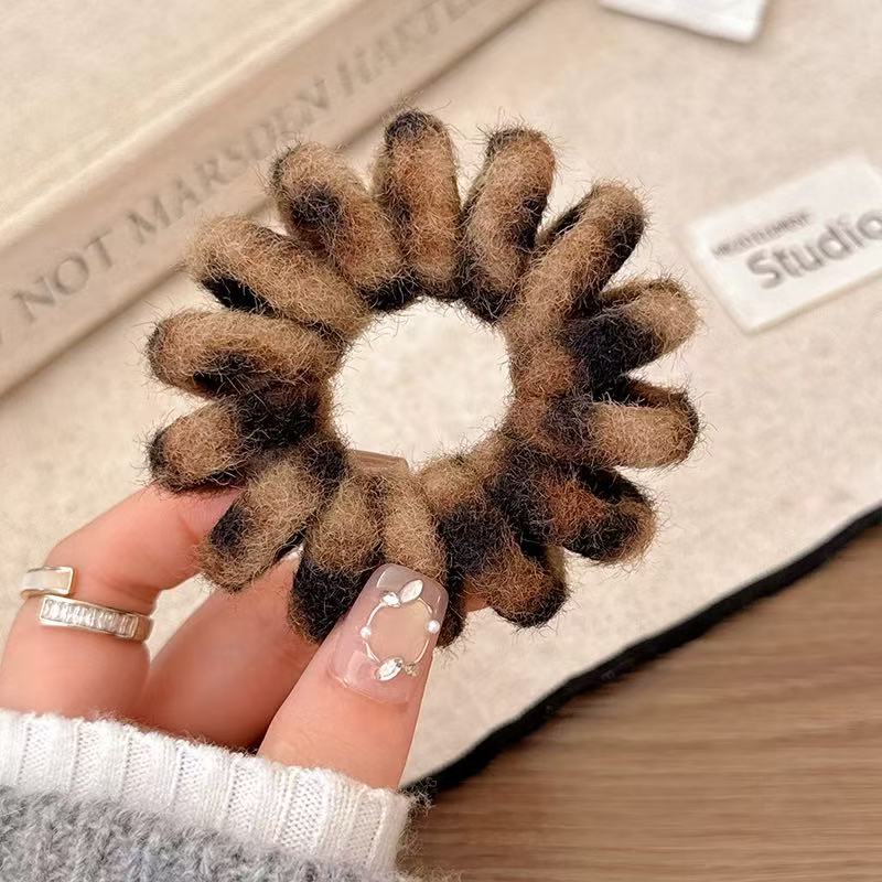 CuteHart Simplified Plush Spiral Hair Tie - Elastic Hair Ties for a Comfortable and Secure Hold 3pcs 简约毛毛绒电话线发圈弹力十足舒适稳固