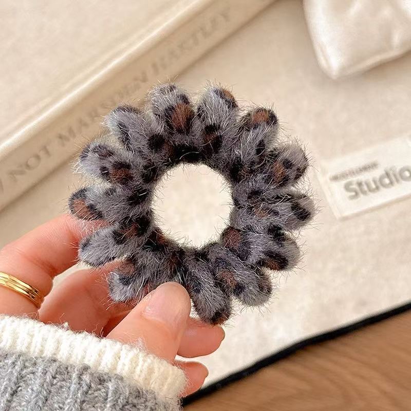 CuteHart Simplified Plush Spiral Hair Tie - Elastic Hair Ties for a Comfortable and Secure Hold 3pcs 简约毛毛绒电话线发圈弹力十足舒适稳固