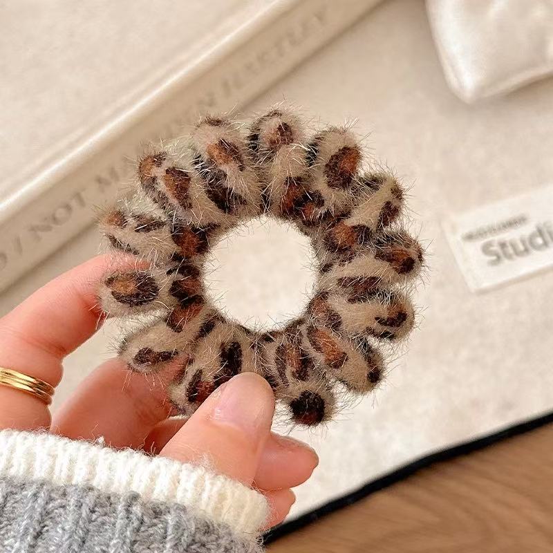 CuteHart Simplified Plush Spiral Hair Tie - Elastic Hair Ties for a Comfortable and Secure Hold 3pcs 简约毛毛绒电话线发圈弹力十足舒适稳固