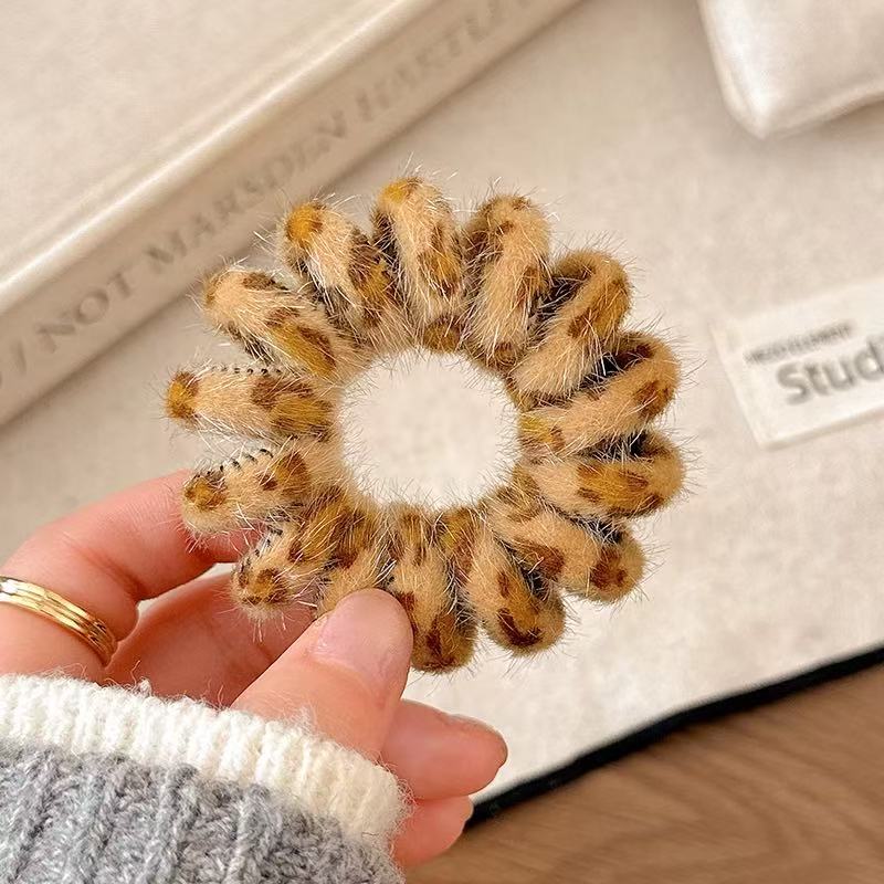 CuteHart Simplified Plush Spiral Hair Tie - Elastic Hair Ties for a Comfortable and Secure Hold 3pcs 简约毛毛绒电话线发圈弹力十足舒适稳固