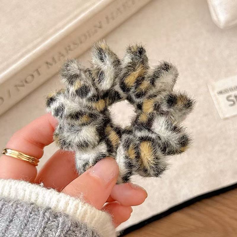 CuteHart Simplified Plush Spiral Hair Tie - Elastic Hair Ties for a Comfortable and Secure Hold 3pcs 简约毛毛绒电话线发圈弹力十足舒适稳固