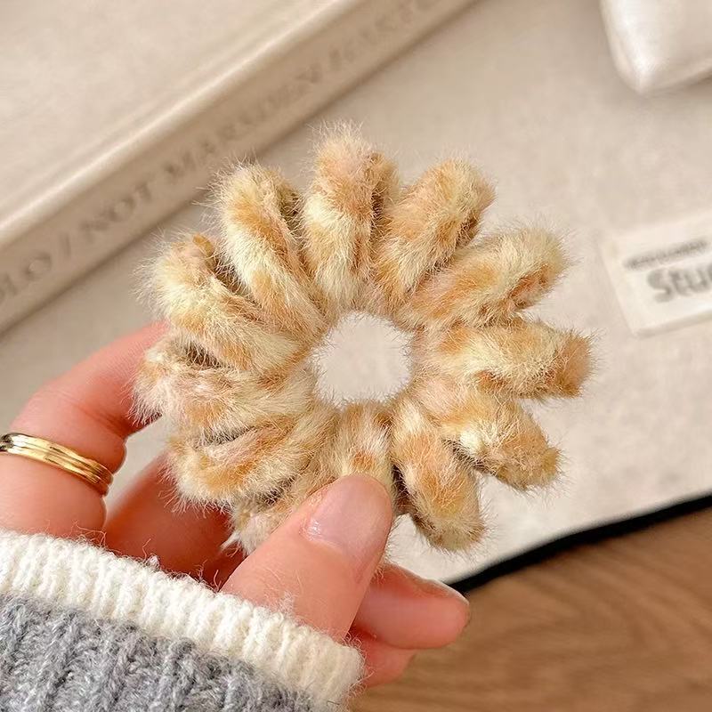 CuteHart Simplified Plush Spiral Hair Tie - Elastic Hair Ties for a Comfortable and Secure Hold 3pcs 简约毛毛绒电话线发圈弹力十足舒适稳固