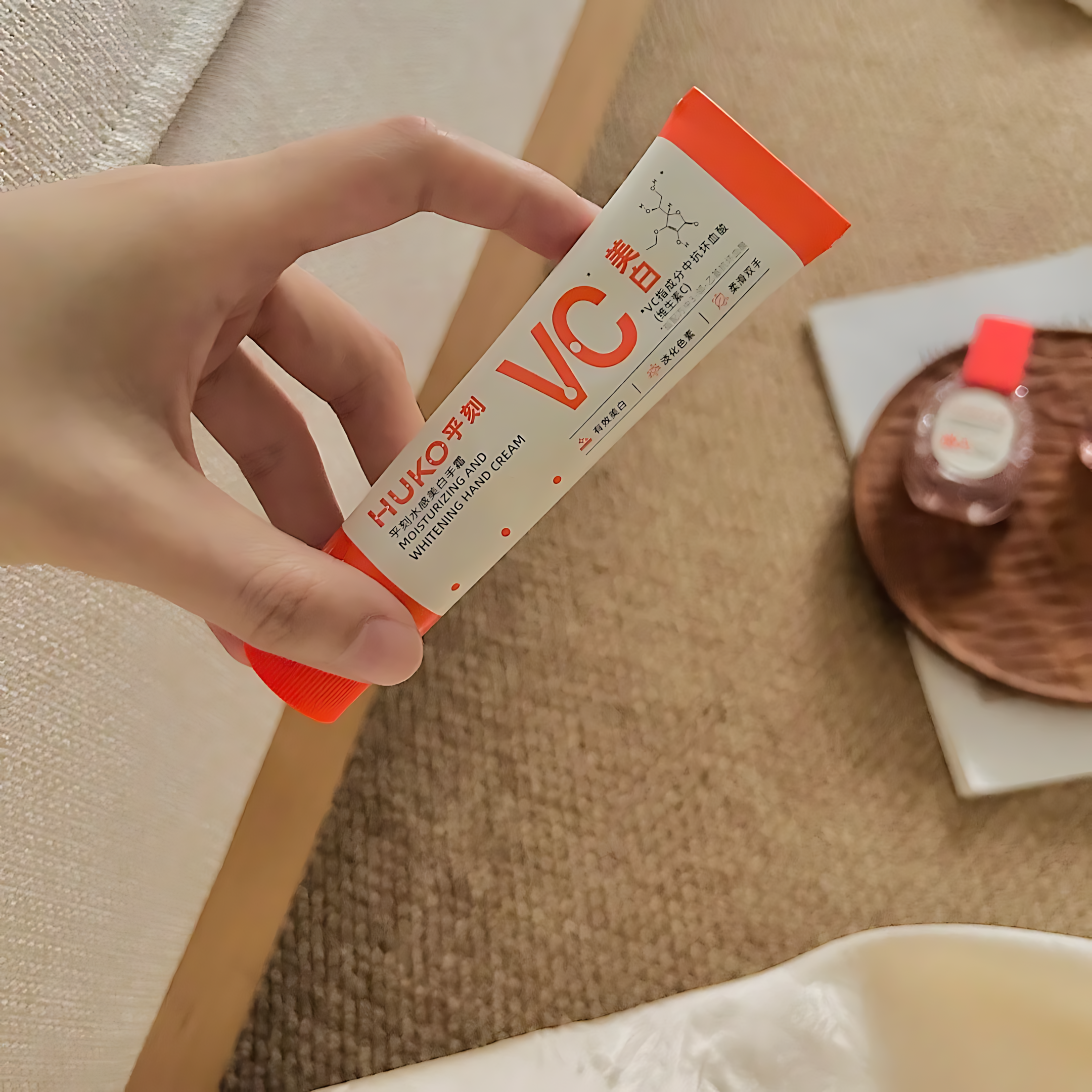 HUKO Moisturizing And Whitening Hand Cream 30g 乎刻水感美白手霜