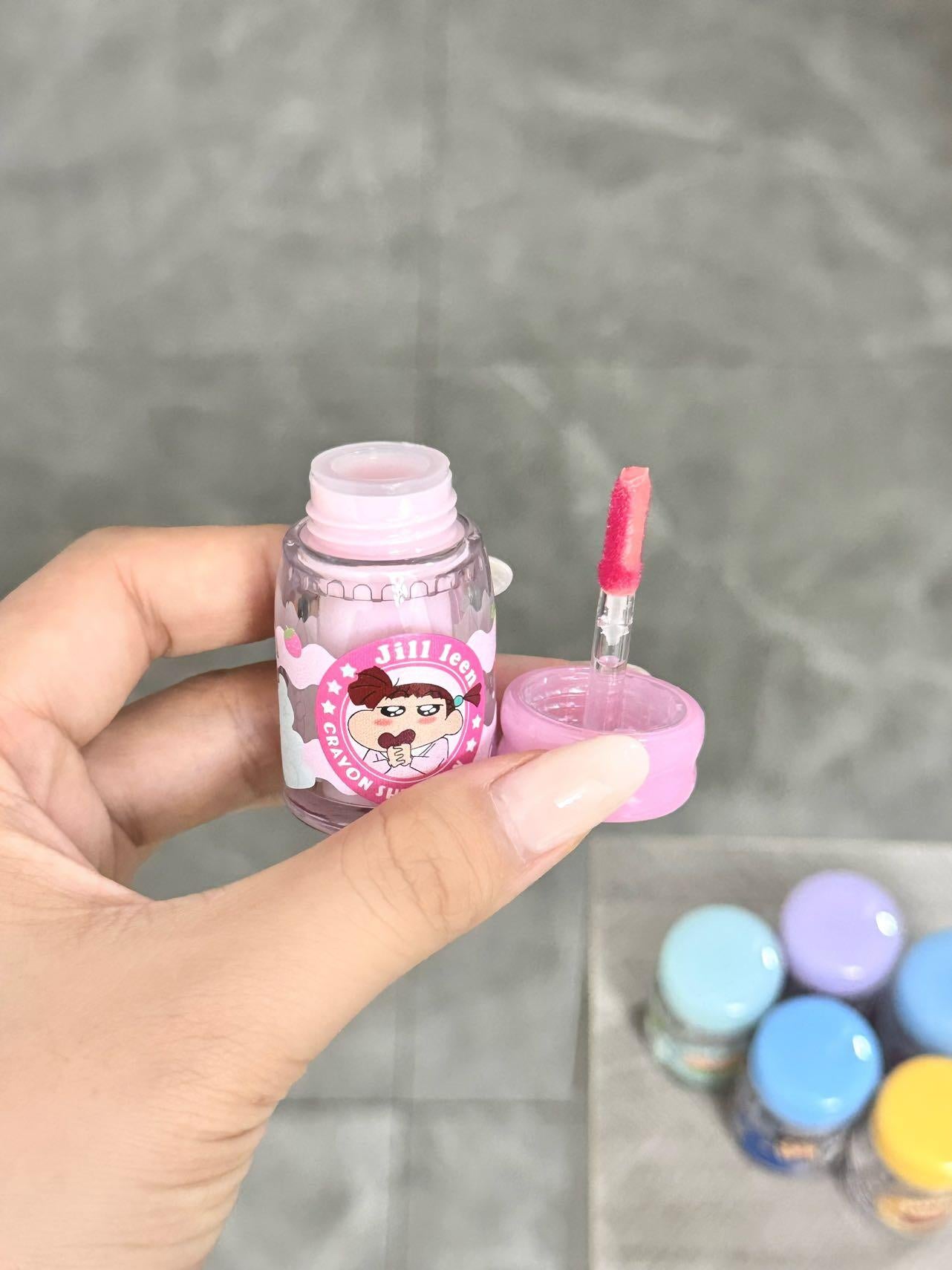 JILL LEEN × Crayon Shinchan Hydrating Glowing Essence Lip Gloss 2.5g 玖丽×蜡笔小新联名款盈润水光精华唇蜜