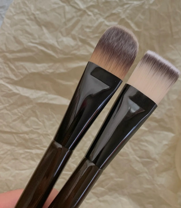 Momo's Workshop Blade Foundation Makeup Brush 毛吉吉刀锋粉底液化妆刷