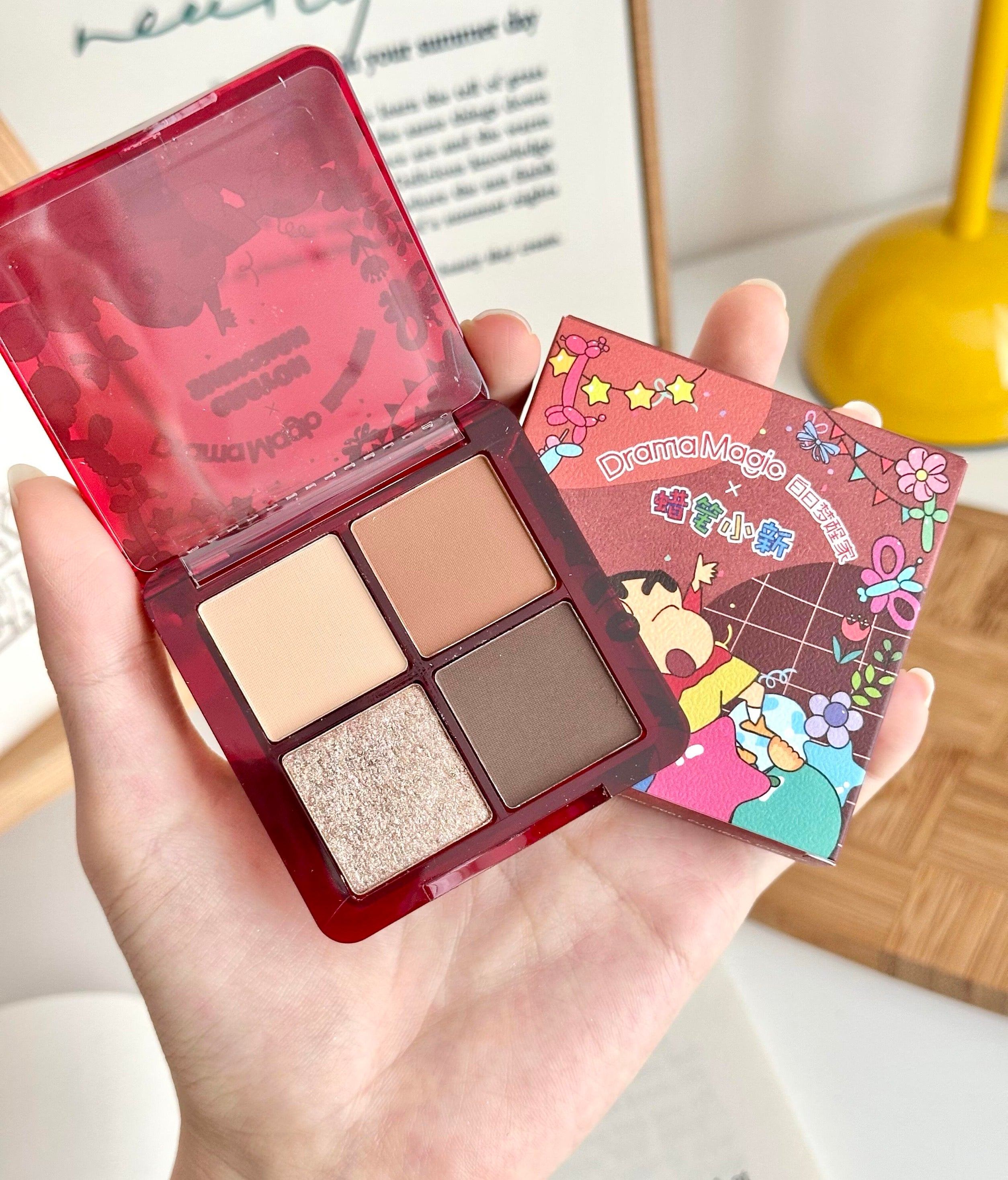 Tiktok/Douyin Hot Daydream Breaker Crayon Shin-chan x Four-Color Eyeshadow Palette 7.2g【Tiktok抖音爆款】白日梦醒家蜡笔小新联名将将好四色眼影盘